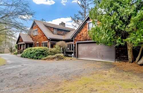 Valatie House | Hudson Valley 10 Bedroom Compound with pond and tennis court