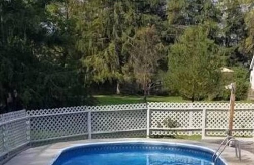 Hudson House | Hudson Valley 5 Bedroom Retreat with Pool