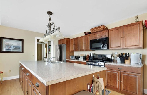 Craryville House | Hudson Valley GetAway: Great for Skiing, family holidays and summers by the pool