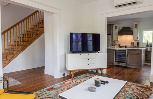 Hudson House | Hudson Victorian - Walkable to Warren St