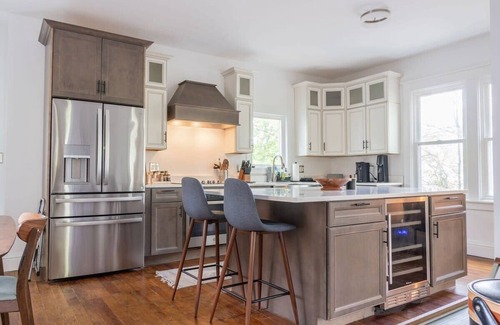 Hudson House | Hudson Victorian - Walkable to Warren St