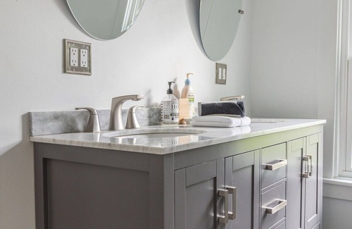 Hudson House | Hudson Victorian - Walkable to Warren St