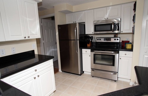 Palm Beach Gardens Apartment | Huge 1 Bedroom (6 Month lease Min.)