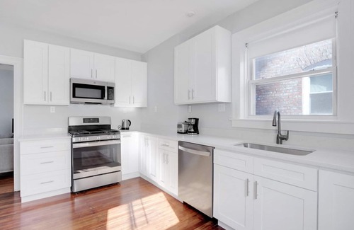 Aspinwall Hill Apartment | Huge 2b in desirable & quiet area. Near grocery and T-stop by Blueground