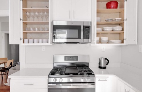 Aspinwall Hill Apartment | Huge 2b in desirable & quiet area. Near grocery and T-stop by Blueground