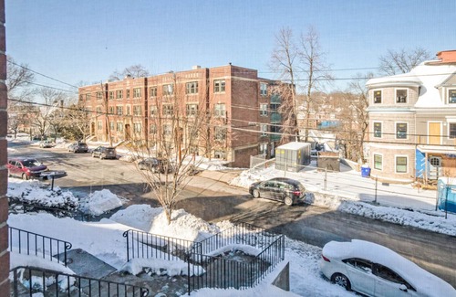 Aspinwall Hill Apartment | Huge 2b in desirable & quiet area. Near grocery and T-stop by Blueground