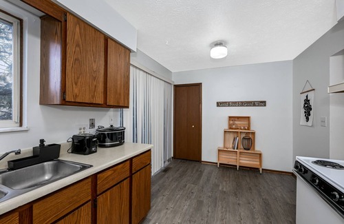 Northwest Akron Apartment | Huge 2bd - Haven for Travelers