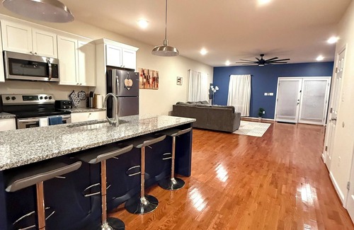 Richmond House | Huge 3BD 3.5BA townhome in Bryd Park with Patio!