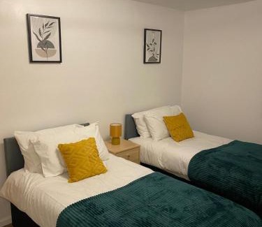 Harlow House | Huge 3BR House in Harlow