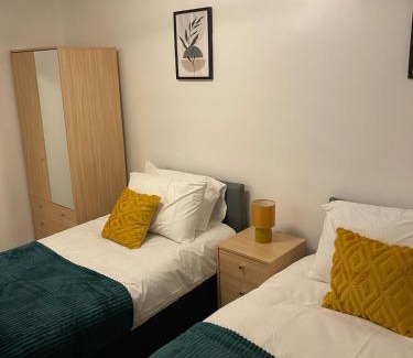 Harlow House | Huge 3BR House in Harlow
