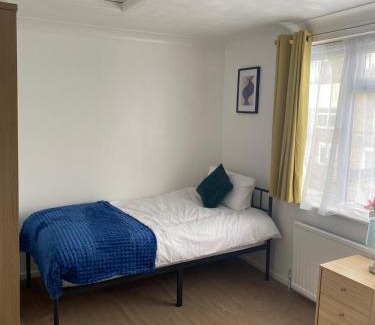 Harlow House | Huge 3BR House in Harlow