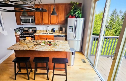 West Town Villa | HUGE! 3BR Private Home+Garage+360° Roof Deck+Hot Tub+EV+Sleeps 12