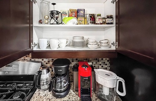 West Town Villa | HUGE! 3BR Private Home+Garage+360° Roof Deck+Hot Tub+EV+Sleeps 12