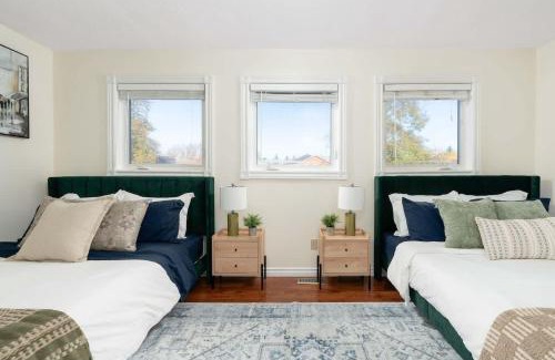 Hurontario House | Huge 4 Bedroom House Near Square One - Sleeps 8