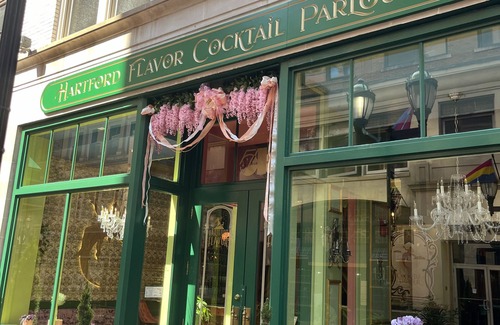 Downtown Hartford Apartment | Huge 4-bedroom LOFT with WiFi, and AC in amazing Pratt Street,