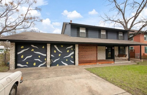 Blackshear-Prospect Hill House | Huge 4 Bedroom MCM House, Walk to Downtown!