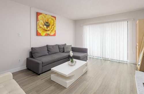Riley Park Apartment | Huge 4 Bedroom Upper Suite Good for 10 People