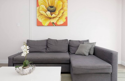 Riley Park Apartment | Huge 4 Bedroom Upper Suite Good for 10 People