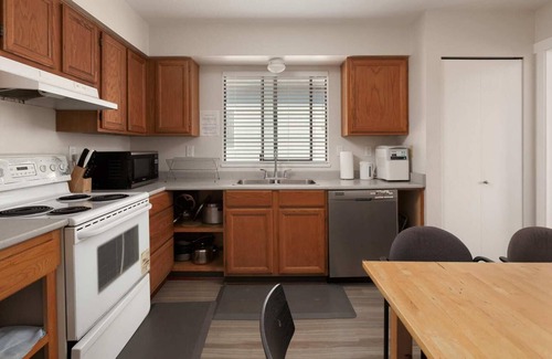 Riley Park Apartment | Huge 4 Bedroom Upper Suite Good for 10 People