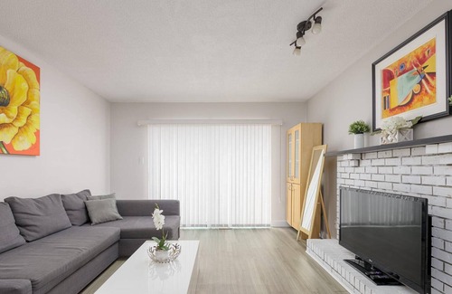 Riley Park Apartment | Huge 4 Bedroom Upper Suite Good for 10 People