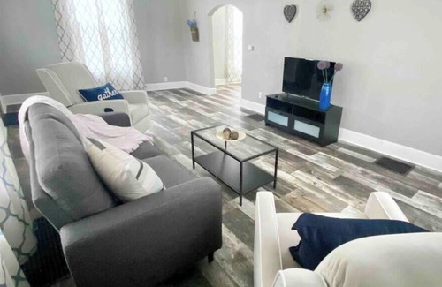 Shelbyville House | Huge, 4 Bedrooms 10 min to Casino, 25 min to Indy!