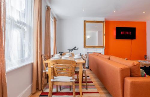 East Putney Apartment | Huge 4 BR, 30s to Tube, 3 Bath & Gym Gear