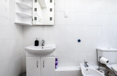 East Putney Apartment | Huge 4 BR, 30s to Tube, 3 Bath & Gym Gear