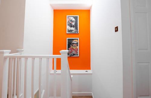 East Putney Apartment | Huge 4 BR, 30s to Tube, 3 Bath & Gym Gear