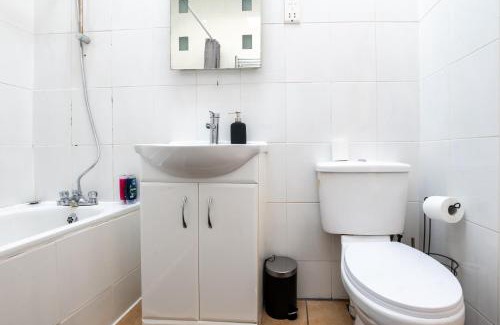 East Putney Apartment | Huge 4 BR, 30s to Tube, 3 Bath & Gym Gear