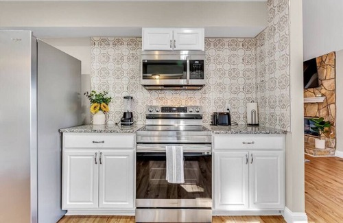 Kernersville House | Huge 4 BR Home! Sleeps 12- close to Everything!