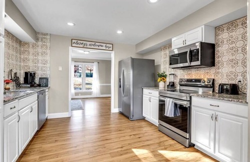 Kernersville House | Huge 4 BR Home! Sleeps 12- close to Everything!