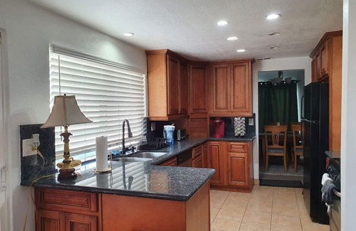 Fontana House | Huge 4BR/3BA Pet Friendly Home in Fontana