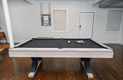 Near South Side Apartment | Huge 4BR with POOL TABLE Chicago Downtown Retreat Good for Groups Sleeps 10 Near McCormick Place and Field Museum
