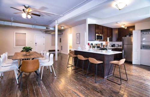 Near South Side Apartment | Huge 4BR with POOL TABLE Chicago Downtown Retreat Good for Groups Sleeps 10 Near McCormick Place and Field Museum