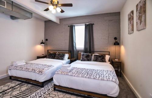 Near South Side Apartment | Huge 4BR with POOL TABLE Chicago Downtown Retreat Good for Groups Sleeps 10 Near McCormick Place and Field Museum