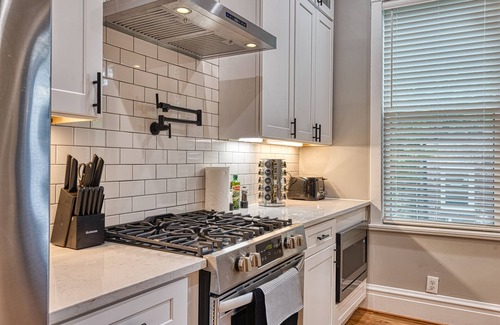 Shaw House | HUGE 5 Bedroom Beautiful Historic Renovated Home Shaw- Great for Families/Groups