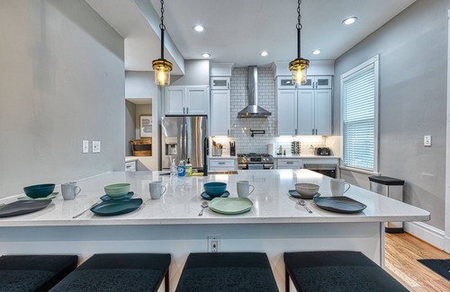Shaw House | HUGE 5 Bedroom Beautiful Historic Renovated Home Shaw- Great for Families/Groups