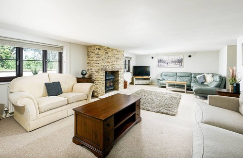 Upton Cheyney Cottage | Huge 5 bedroom cottage with hot tub sleeps 18