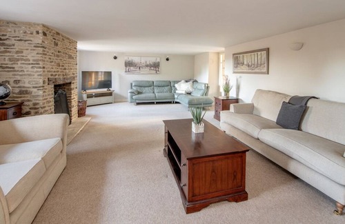 Upton Cheyney Cottage | Huge 5 bedroom cottage with hot tub sleeps 18