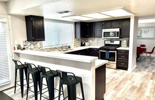 Green Valley House | Huge 5 Bedroom w/Pool close to strip