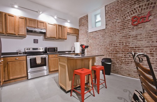 South Main Historic District House | HUGE 5000 sqft condo - 2 blocks Beale, 11 beds 3king & 8queen, 3 bath, prkng lot