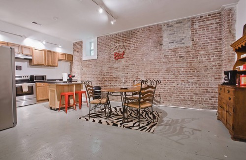 South Main Historic District House | HUGE 5000 sqft condo - 2 blocks Beale, 11 beds 3king & 8queen, 3 bath, prkng lot