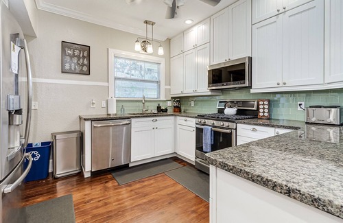 Lakeland House | Huge 5br 4ba by the Lake & FSC. Downtown, Food, Bars Parks. 2 Kitchens.16 guests