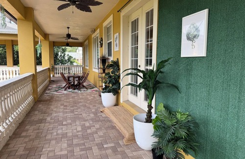 Lakeland House | Huge 6 Bedroom Estate w/Themed Rooms perfect for Family Reunions & Holidays