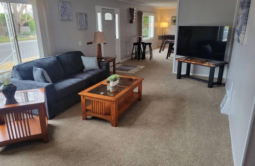 Richland House | HUGE 6-bedroom home in Central Richland