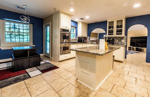 Houston House | Huge 6 Bedroom with Heated Pool, Spa, 85" Television, Game Room, BBQ, Hot Tub