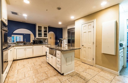 Houston House | Huge 6 Bedroom with Heated Pool, Spa, 85" Television, Game Room, BBQ, Hot Tub