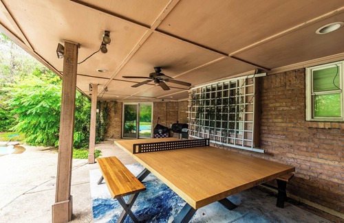 Houston House | Huge 6 Bedroom with Heated Pool, Spa, 85" Television, Game Room, BBQ, Hot Tub