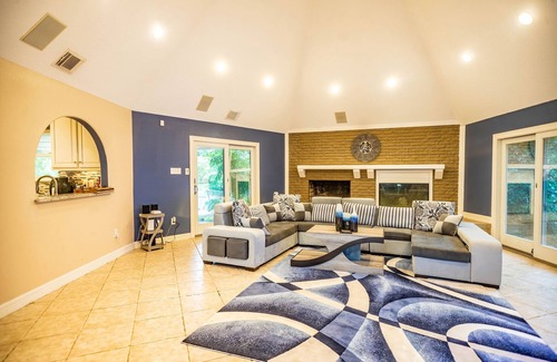 Houston House | Huge 6 Bedroom with Pool, Spa, 85" TV, Air Hockey, Pool Table, Ping Pong, BBQ