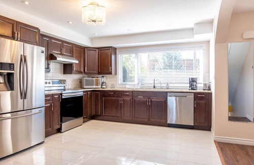 Rosemount House | HUGE 7-Bdrm Duplex in the Heart of Kitchener